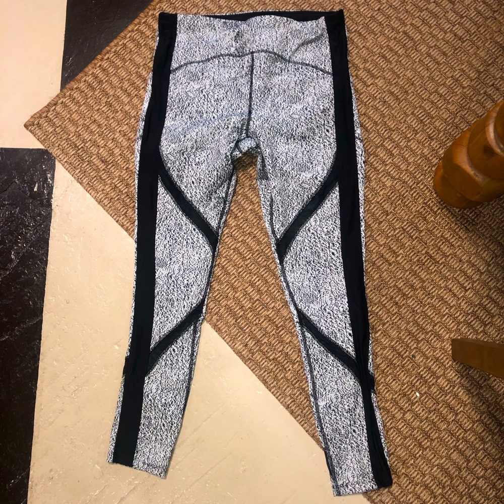 Avia leggings with pockets. Size large